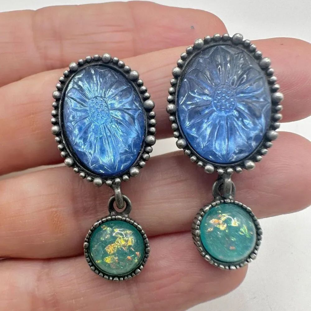 Vintage Avon silver tone blue clip on earrings
